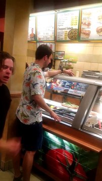 Une violente bagarre éclate dans un Subway, un homme traverse la vitre