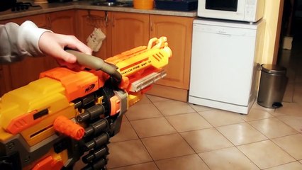 NERF WAR IN REAL LIFE : GIRL VS BOY BROTHER VS SISTER CHRISTMAS WARFARE