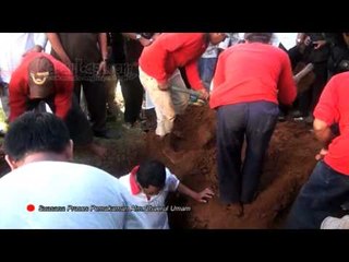 Keluarga dan Sahabat  Iringi Pemakaman Chaerul Umam