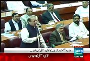 Ishaq Dar helping PM Nawaz Sharif with 'Chits' during his speech