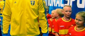 Deux gamins les yeux ébahis devant Zlatan Ibrahimovic