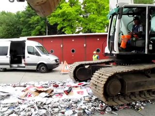 Genève : une tonne de casseroles détruites au bulldozer par les garde-frontière