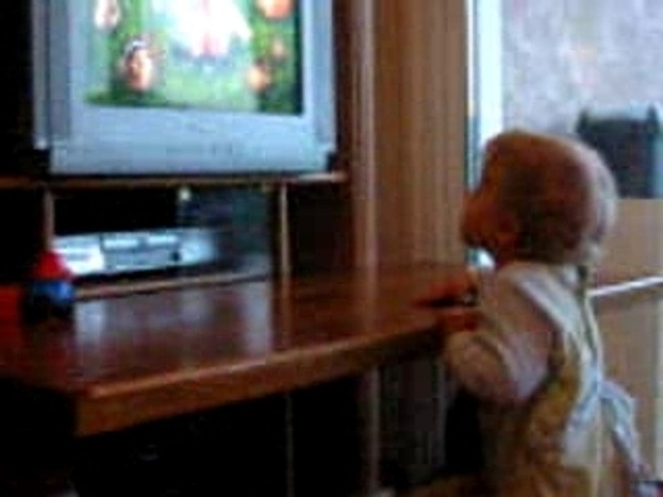 Lucas regarde Samantha