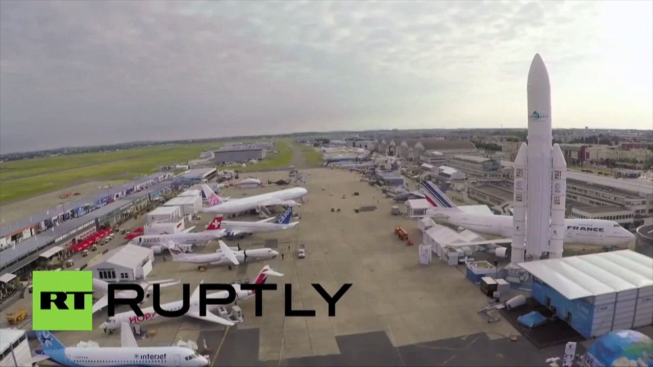 Un drone inspecte les pistes du Salon de l'Aéronautique du Bourget