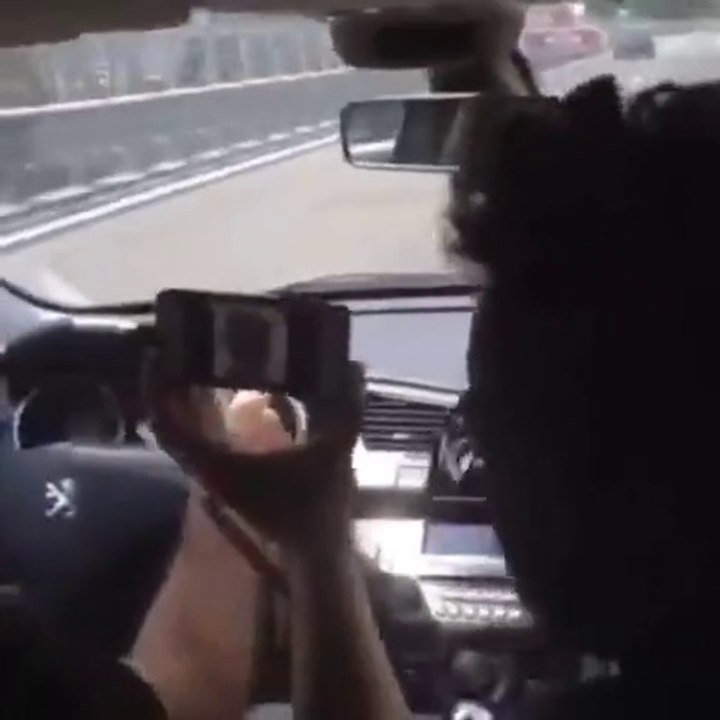 Flavio Insinna in viaggio verso Soragna per La Macchina della felicità