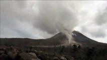 Alerta de vulcão desloca moradores na Indonésia