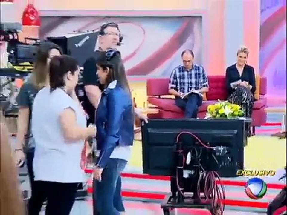 Domingo Espetacular: Miss Brasil Mirim realiza sonho de conhecer Ana Hickmann e recebe presente