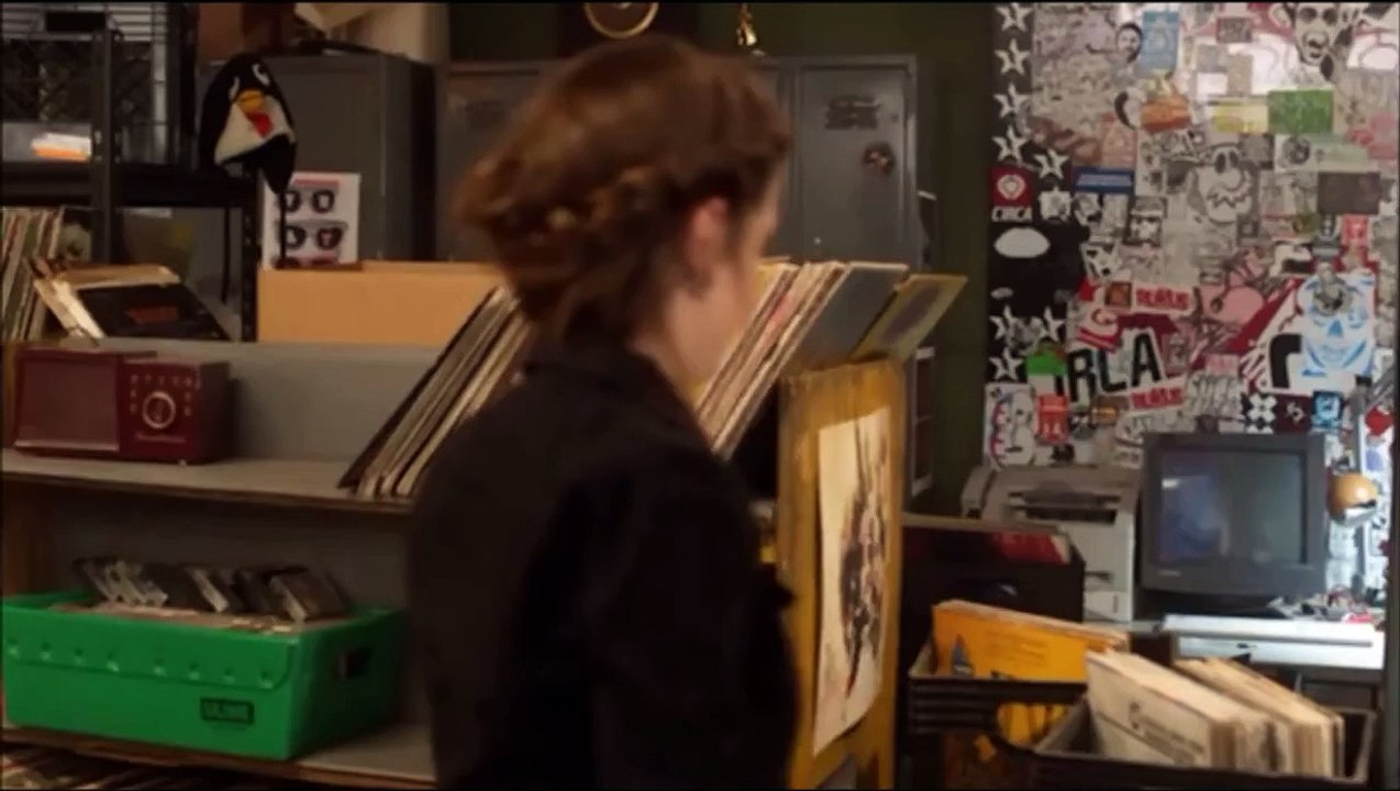 Pitch Perfect - Jesse is making fun while stacking CDs with Beca - german