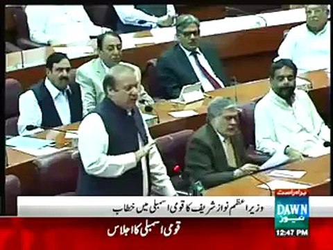 Ishaq Dar helping PM Nawaz Sharif with ’Chits’ during his speech _npmake.com