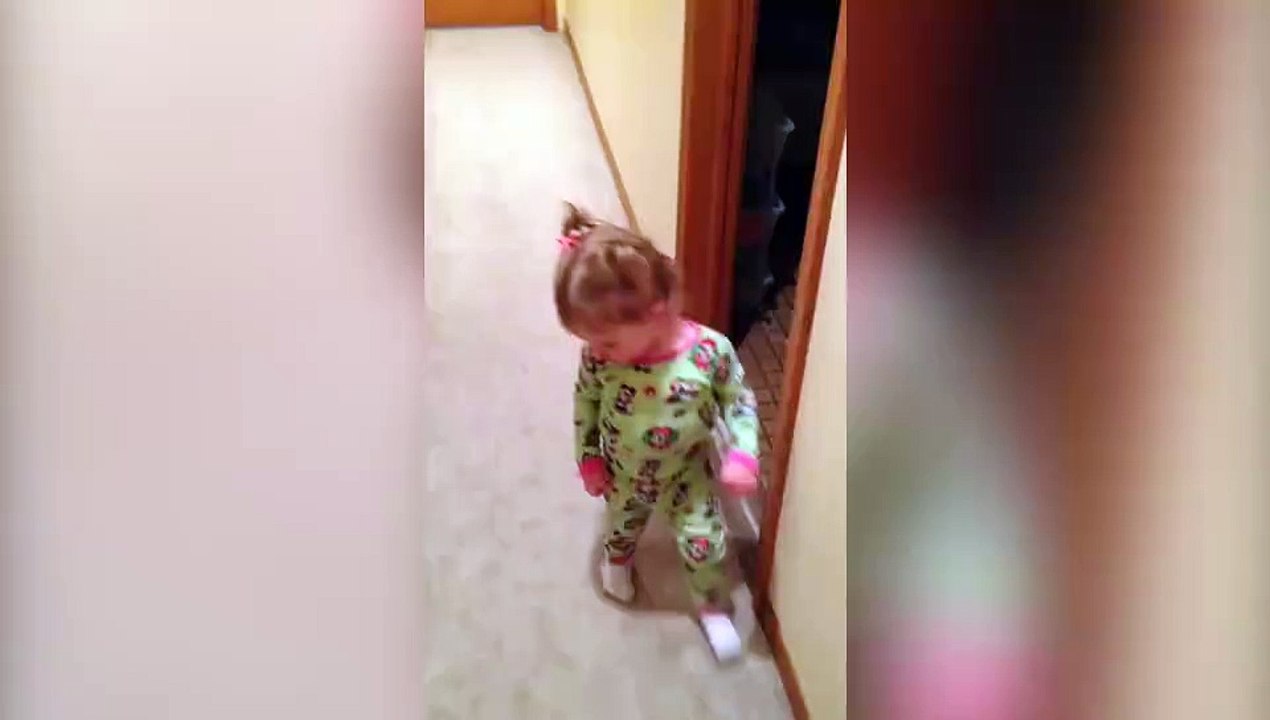 Kendi gölgesinden korkan minik kız