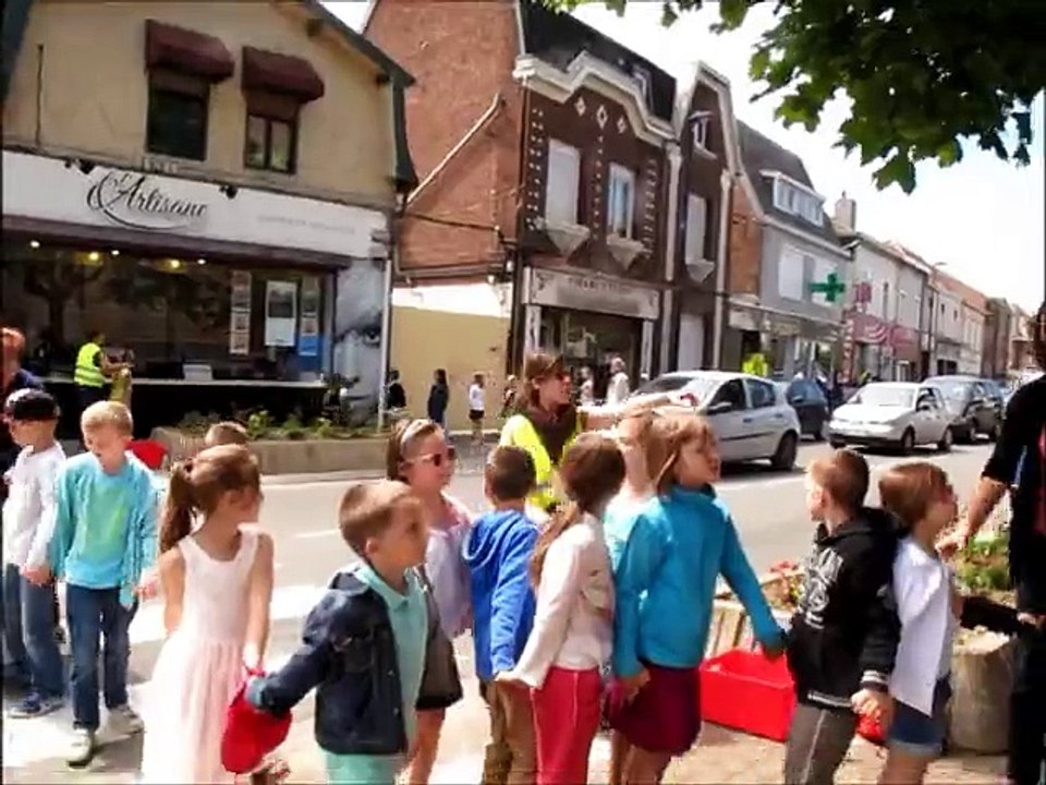 Les élèves forment une chaîne humaine pour transférer les ouvrages de l'ancienne médiathèque vers la nouvelle à Grenay