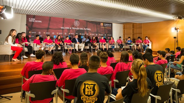 Thuram ofereix una xerrada sobre racisme als participants de ‘FutbolNet’