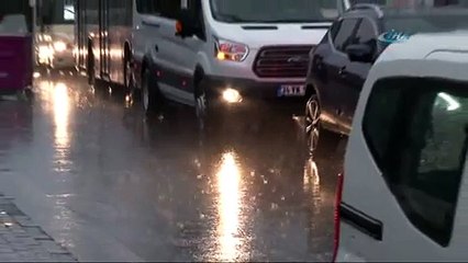 Atatürk Havalimanı’na yıldırım düştü: 2 yaralı