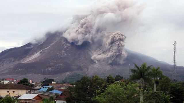 Indonésie: le volcan Sinabung en éruption