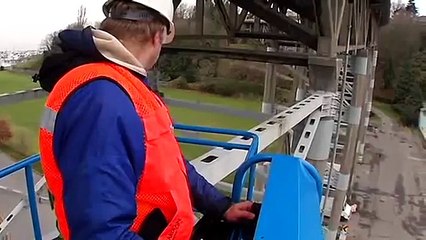 QUICK LOOK: Genie Articulating Boom Z-135/70