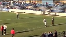 L'action la moins fairplay de l'année : il rend la balle au gardien et le presse pour marquer
