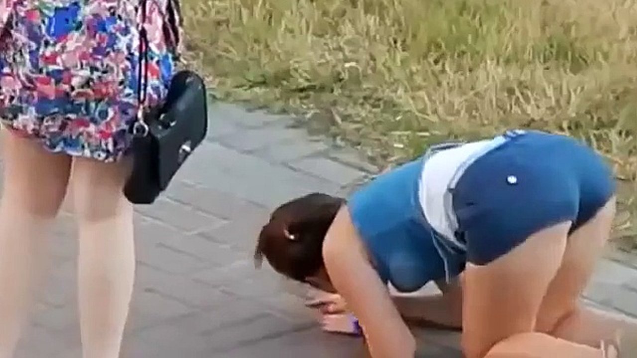 Russie Fille Complètement bourrée , difficile de rentrer à la maison MDR