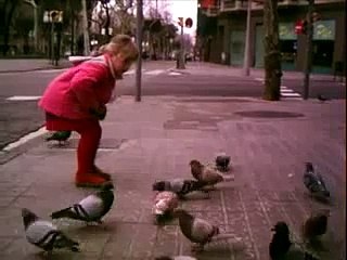 Beatriz da de comer a las palomas en Barcelona
