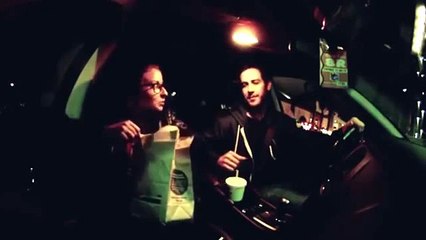 Il fait sa demande en mariage avec un hamburger ! La fille hallucine et péte un cable !