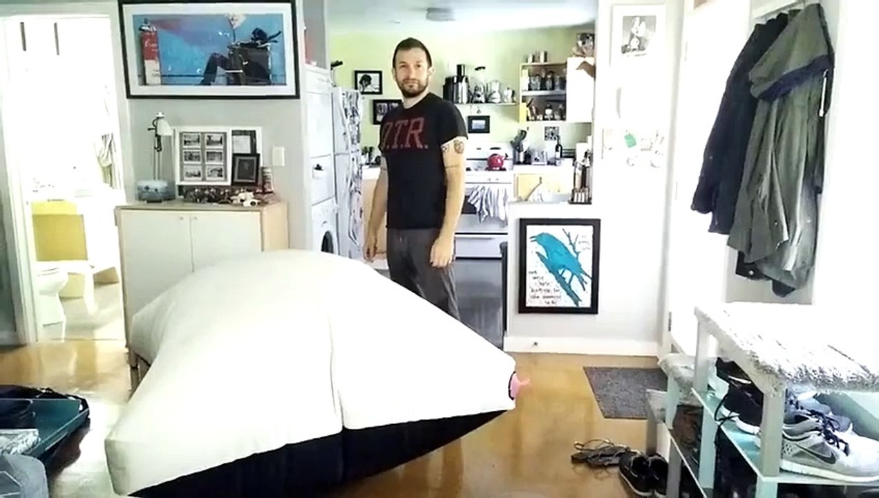 Voici le plus grand coussin péteur du monde !