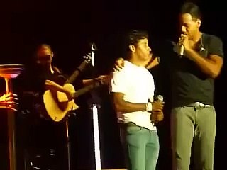 Homosexual Se Le Declara En Publico A Romeo Santo.