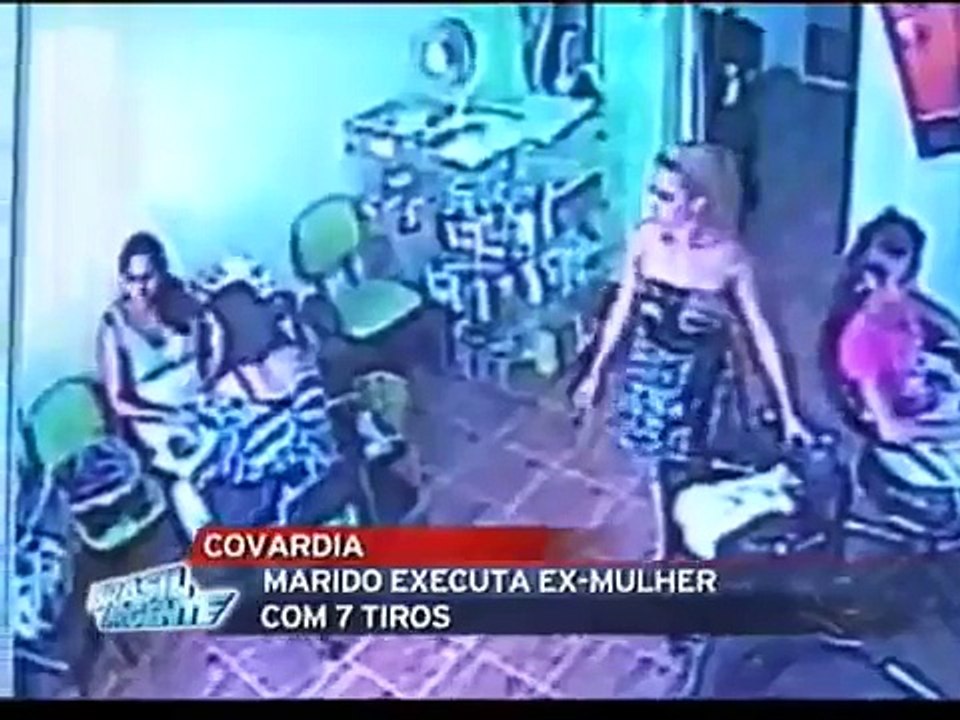 Homem mata ex mulher em salão de cabeleiros e câmera de segurança filma