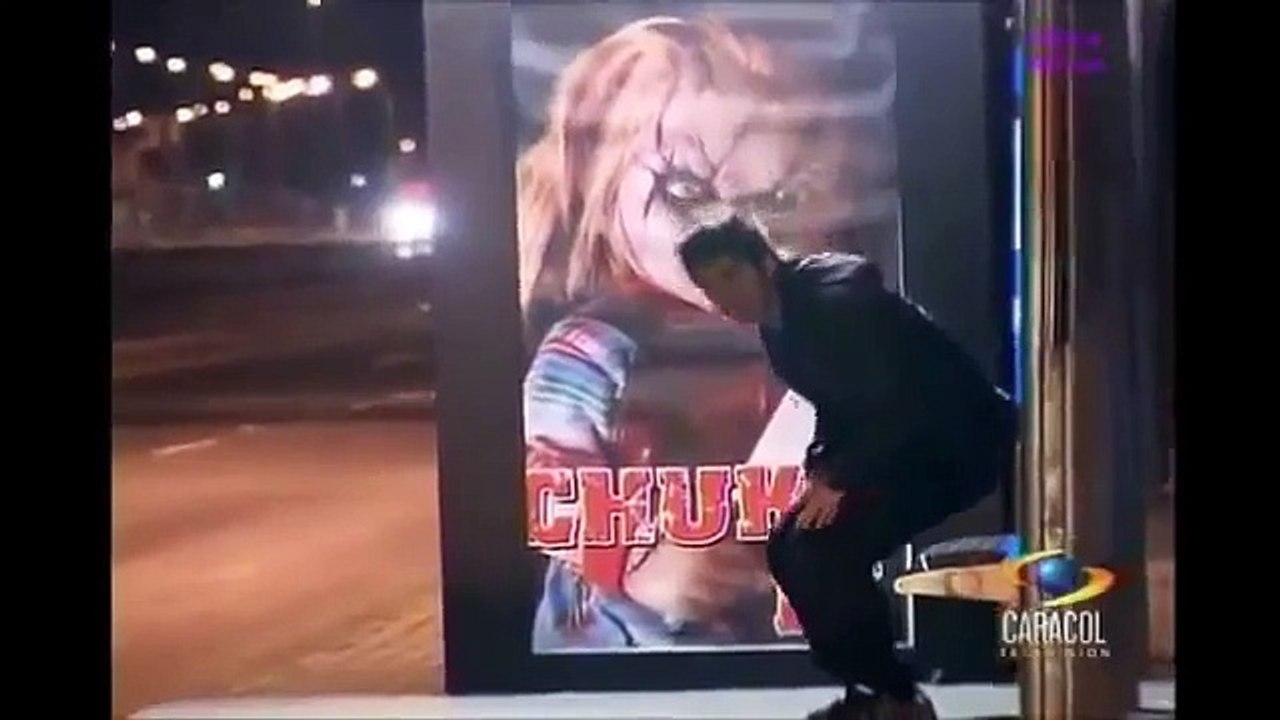 Buenisima broma en parada de bus con Chuky / Joke at the bus stop