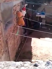 Mujer maltrata brutalmente a sus hijos.