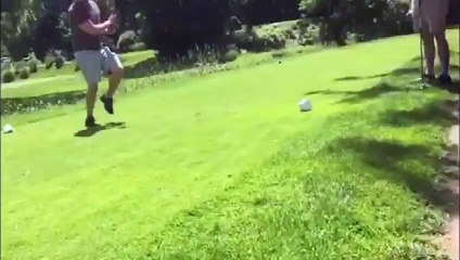 Un golfeur essai de faire un trick à la Happy Gilmore et manque de tuer son pote