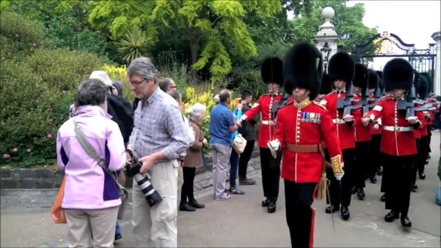 Un photographe se fait bouger par les gardes de la reine d'Angleterre !