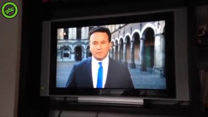 Il court de chez lui pour passer à la TV lors d'un reportage live !