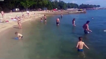 Suda çılgınca frizbi oynamak