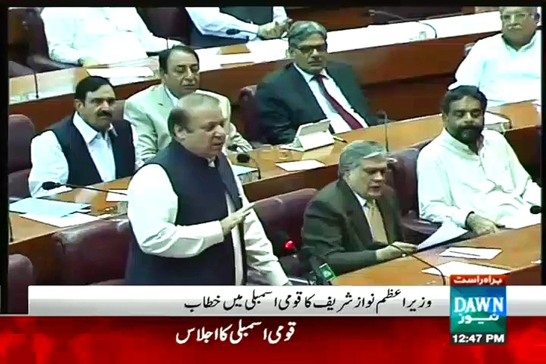 Ishaq Dar helping PM Nawaz Sharif with during his speech