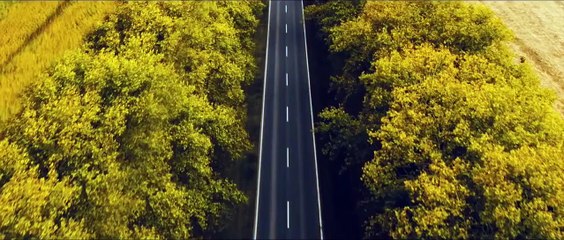 Un écran géant à l'arrière d'un camion pour permettre aux automobilistes de voir ce qu'il y a devant