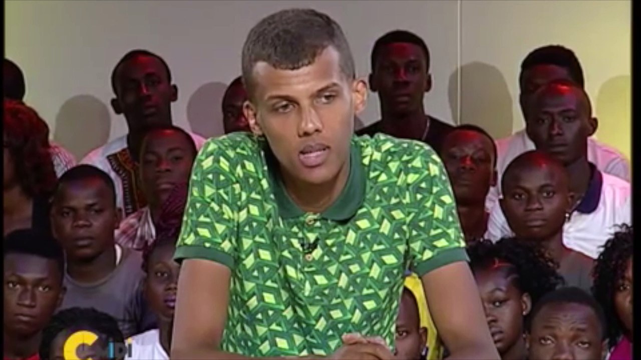 Stromae pleure à la télévision ivoirienne en évoquant le génocide rwandais