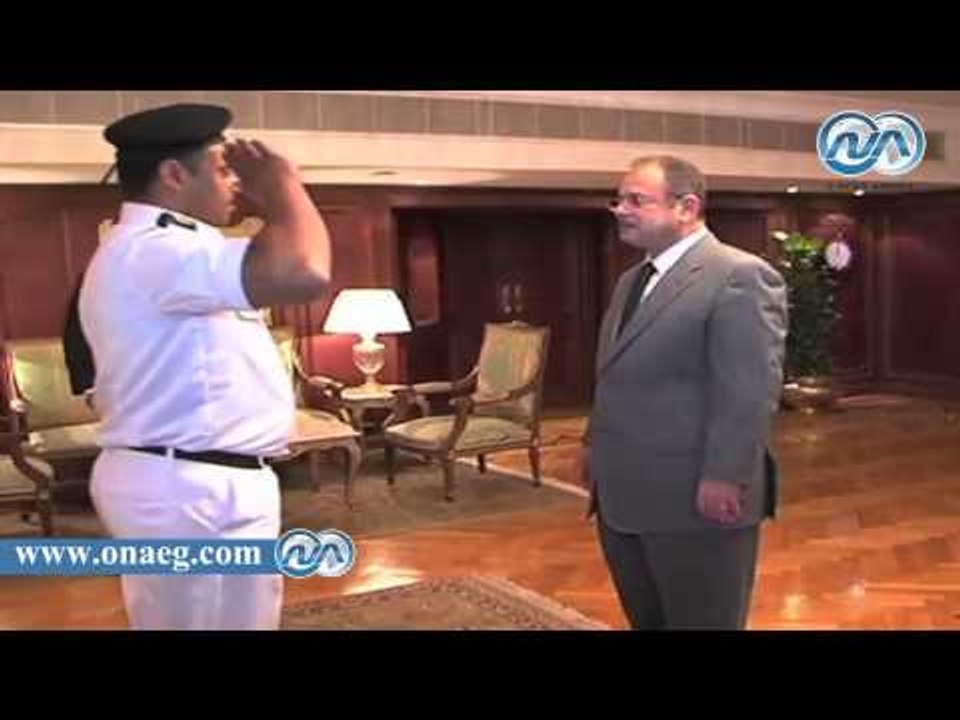 وزير الداخليه يُكرم مواطن وأربعة من رجال الشرطة تقديراً لشجاعتهم
