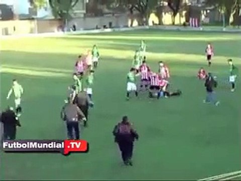 لاعب يتحول إلى ملاكم و الحكم يدفع الثمن