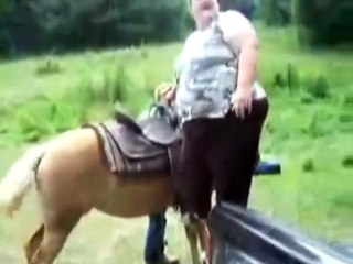 OMG!!! Fat Lady wants to ride on the Horse