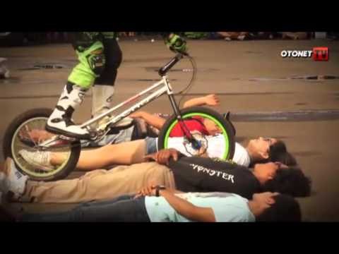 OTOMOTIFNET - Aksi JACK FIELD di Otobursa Tumplek Blek 2013