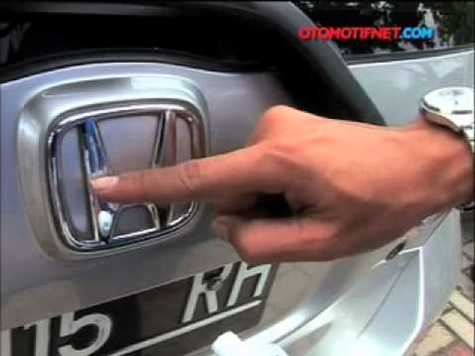 Otomotifnet - Tips Bersihkan Emblem Mobil