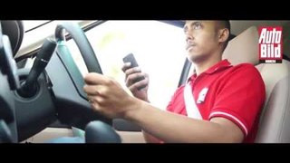Simulasi Bahaya Gunakan Handphone di Mobil