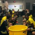 Columbus Crew SC oyuncuları soyunma odasında boş durmamış. - Columbus Crew SC players had not been idle in the room