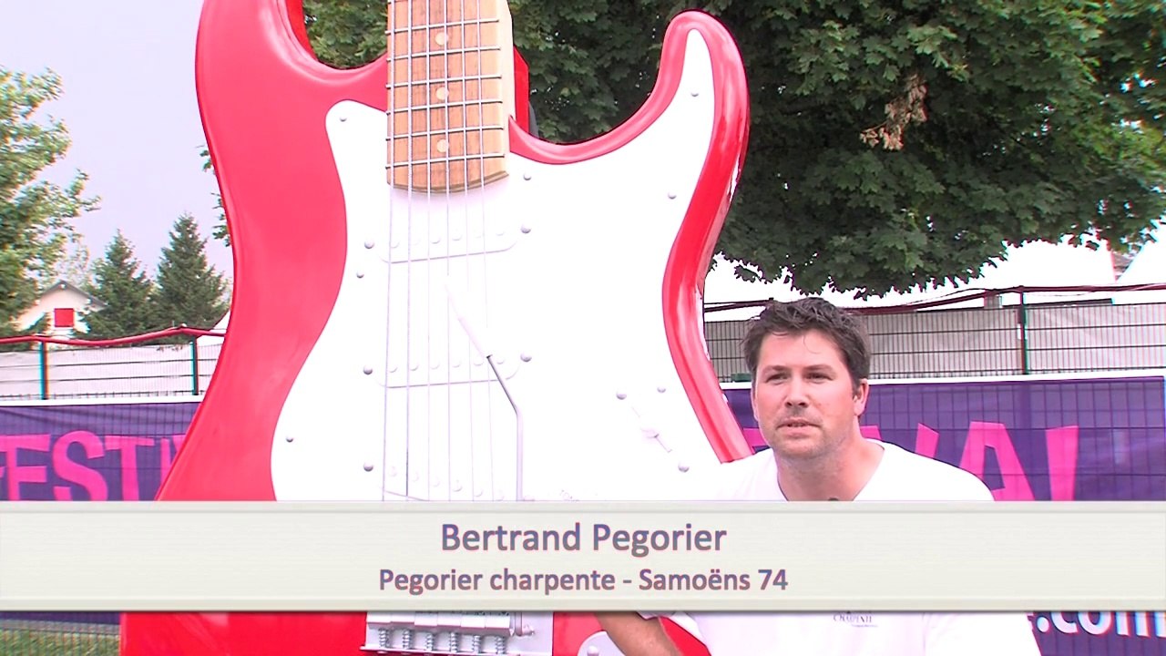 La Stratocaster géante de Mark Knopfler pour le festival Guitare en scène 2013