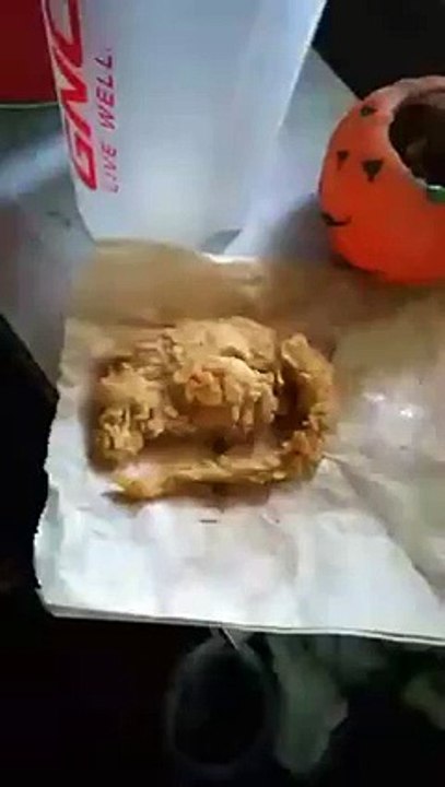Un homme trouve un rat dans sont pot de nuggets de KFC