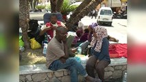 Les migrants s’installent dans un centre de refuge provisoire à Vintimille