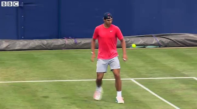 Nadal enchaîne les jongles des deux pieds