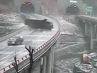 AMAZING ACCIDENT ON HIGHWAY !!!