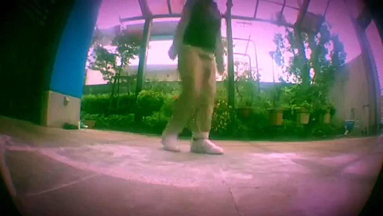 Hated dancing, but now I'm shuffling every day! Japanese girl challenging Melbourne shuffle.