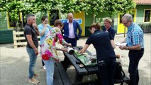 Overhandiging cheque aan kinderboerderij 