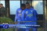 Jugadores ecuatorianos mantuvieron reunión en camerino previo al entrenamiento